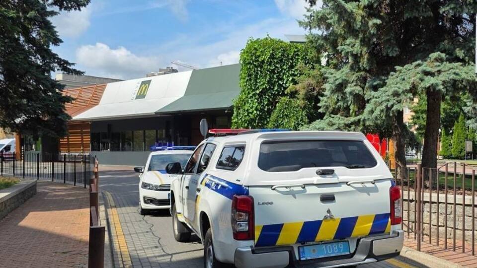 У заведения стоят машины полиции