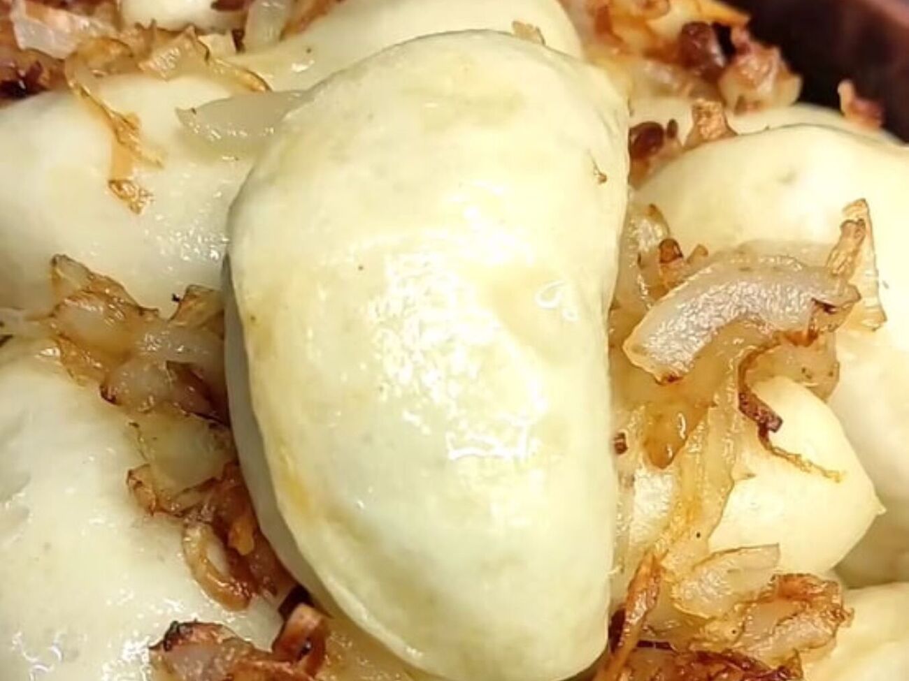 Для приготовления теста на 500 г муки нужно 350 мл кефира