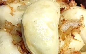 Для приготовления теста на 500 г муки нужно 350 мл кефира