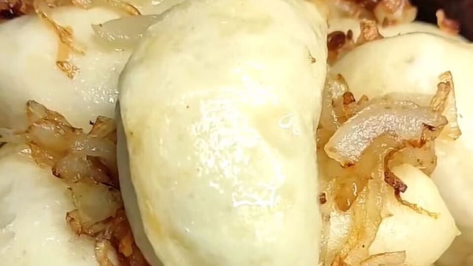 Для приготовления теста на 500 г муки нужно 350 мл кефира