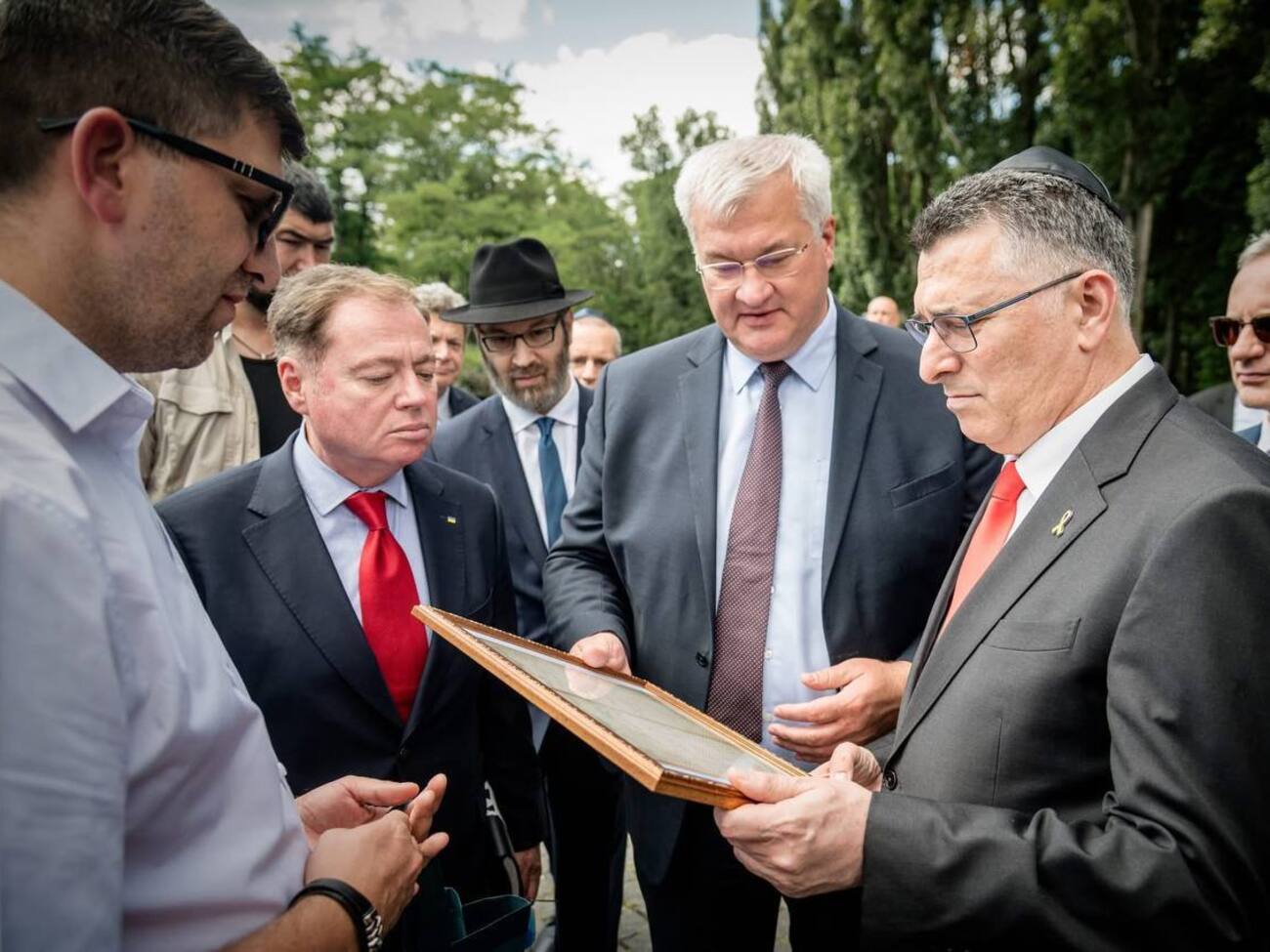 Визит Саара в Киев и его заявления состоялись в очень показательный момент, отмечают источники СМИ