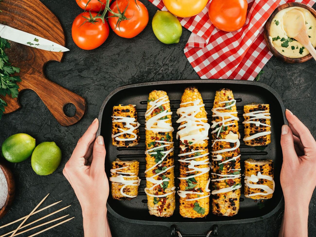 К кукурузе добавляют специи и выдержанный сыр