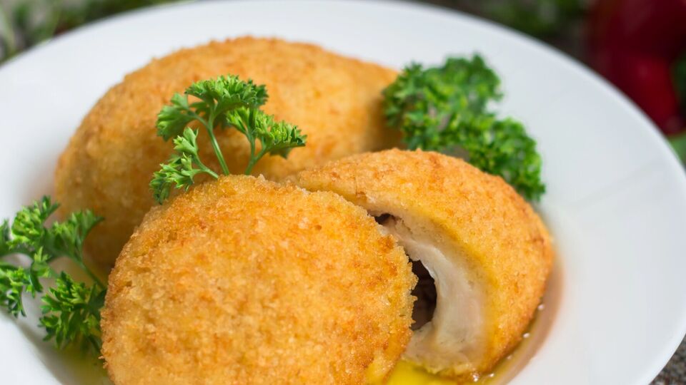 Котлета имеет сочную начинку