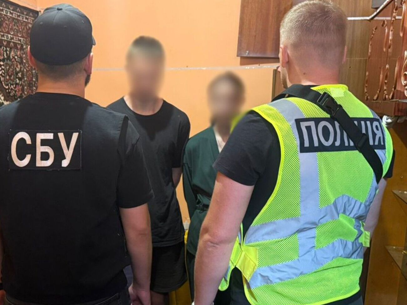 По данным следствия, украинцев завербовали через мессенджер