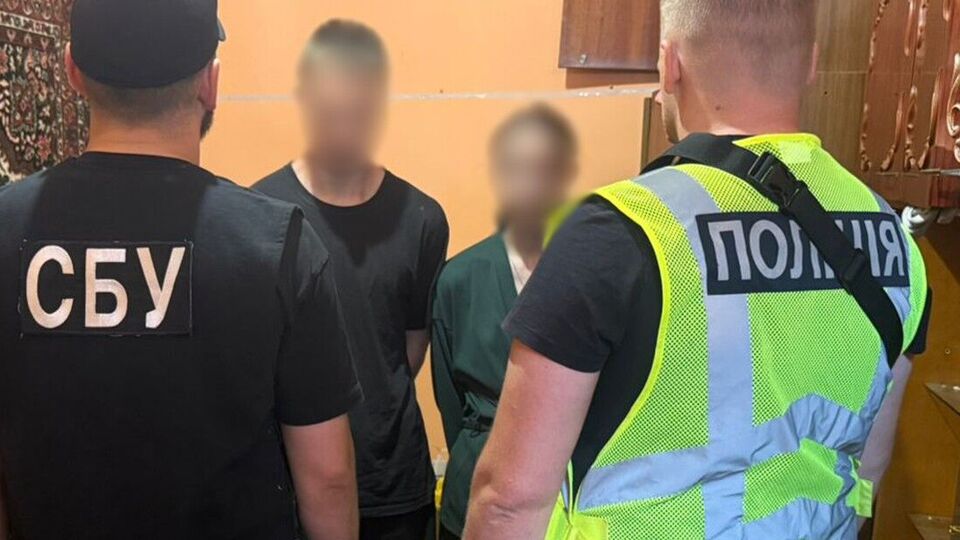 По данным следствия, украинцев завербовали через мессенджер