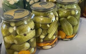 Герметично закройте банки с огурцами крышками, переверните и оставьте под пледом до полного остывания