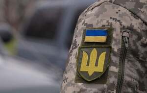 Движение автомобиля ТЦК заблокировали другие автомобили, в том числе грузовики, сообщили военные