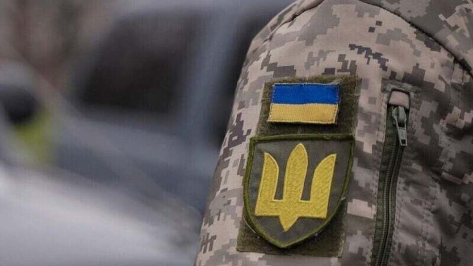 Движение автомобиля ТЦК заблокировали другие автомобили, в том числе грузовики, сообщили военные