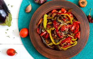 Этот салат подается теплым