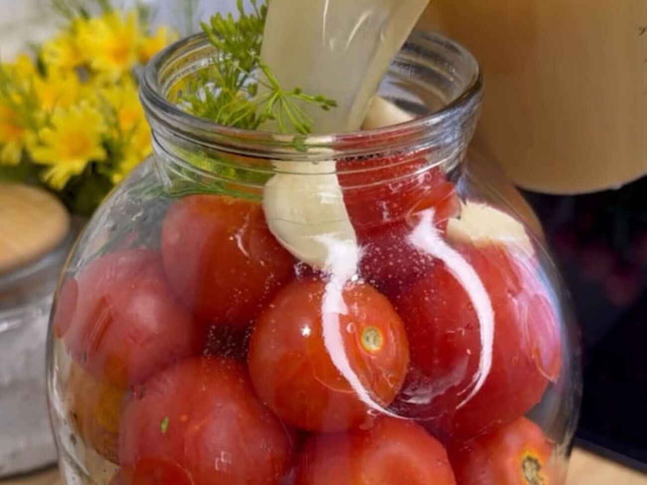 Помідори залийте розсолом і накрийте капроновою кришкою