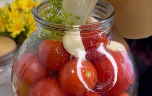 Помидоры залейте рассолом и накройте капроновой крышкой