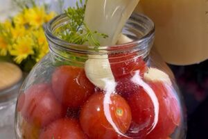 Помідори залийте розсолом і накрийте капроновою кришкою