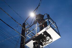 Аварийно-ремонтные бригады ДТЭК продолжают работать в Киевской области после непогоды