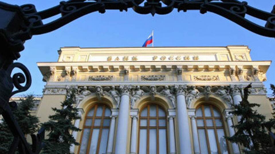 Эксперты говорят, что если основная ставка Центрального банка РФ сохранится, то рецессия, вероятно, возникнет в октябре