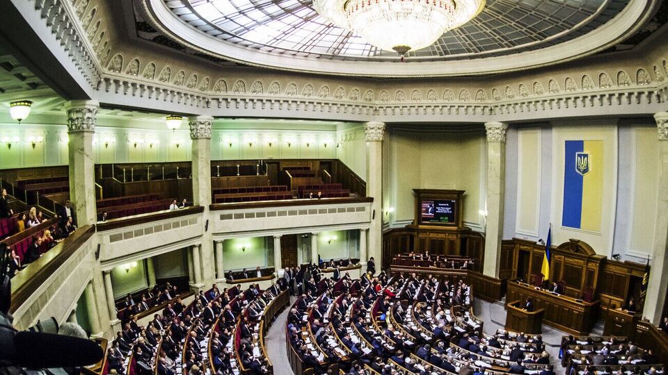 Журналисты узнали, как самая большая фракция Рады в закрытом чате обсуждала политический кризис