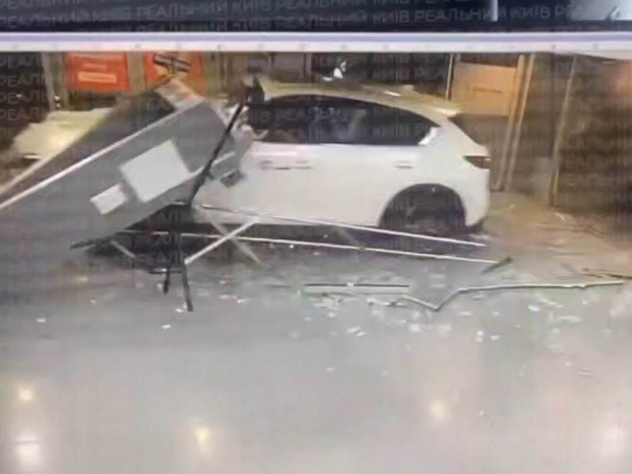 Автомобіль на великій швидкості в'їхав у приміщення торговельного центру