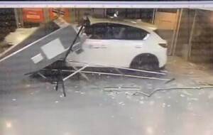 Автомобиль на большой скорости въехал в помещение торгового центра