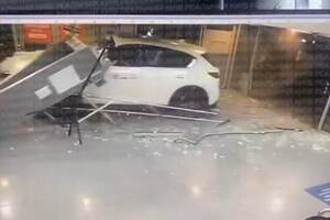 Автомобіль на великій швидкості в'їхав у приміщення торговельного центру