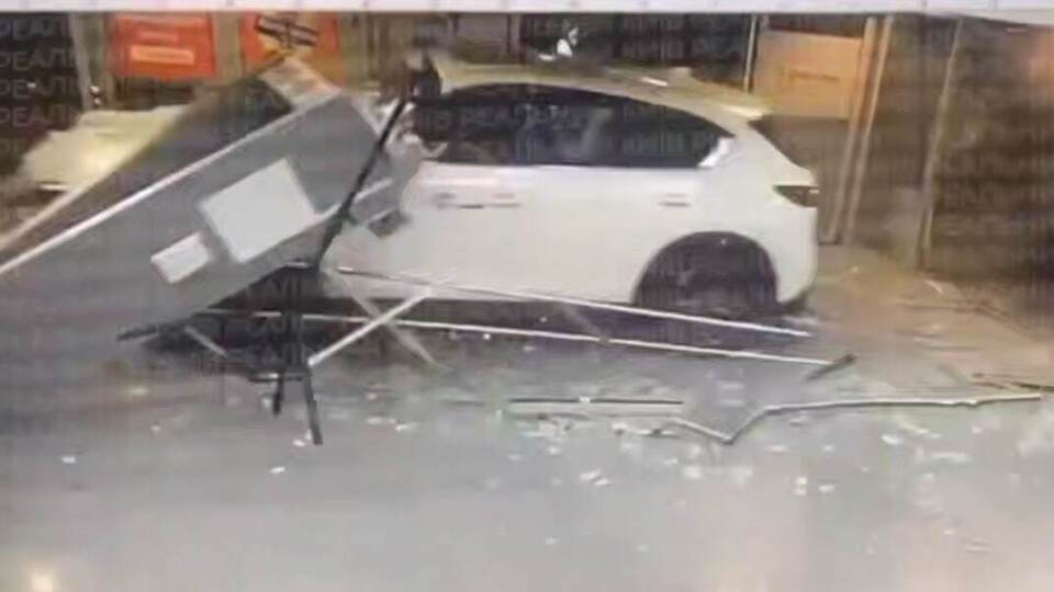 Автомобиль на большой скорости въехал в помещение торгового центра