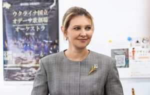 Зеленская все чаще появляется на людях с волосами, собранными в пучок на затылке