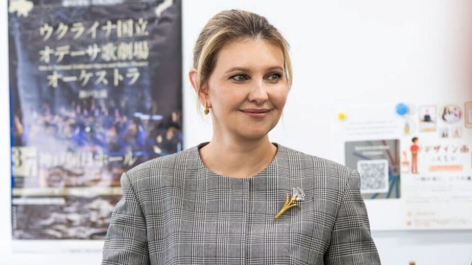 Зеленская все чаще появляется на людях с волосами, собранными в пучок на затылке