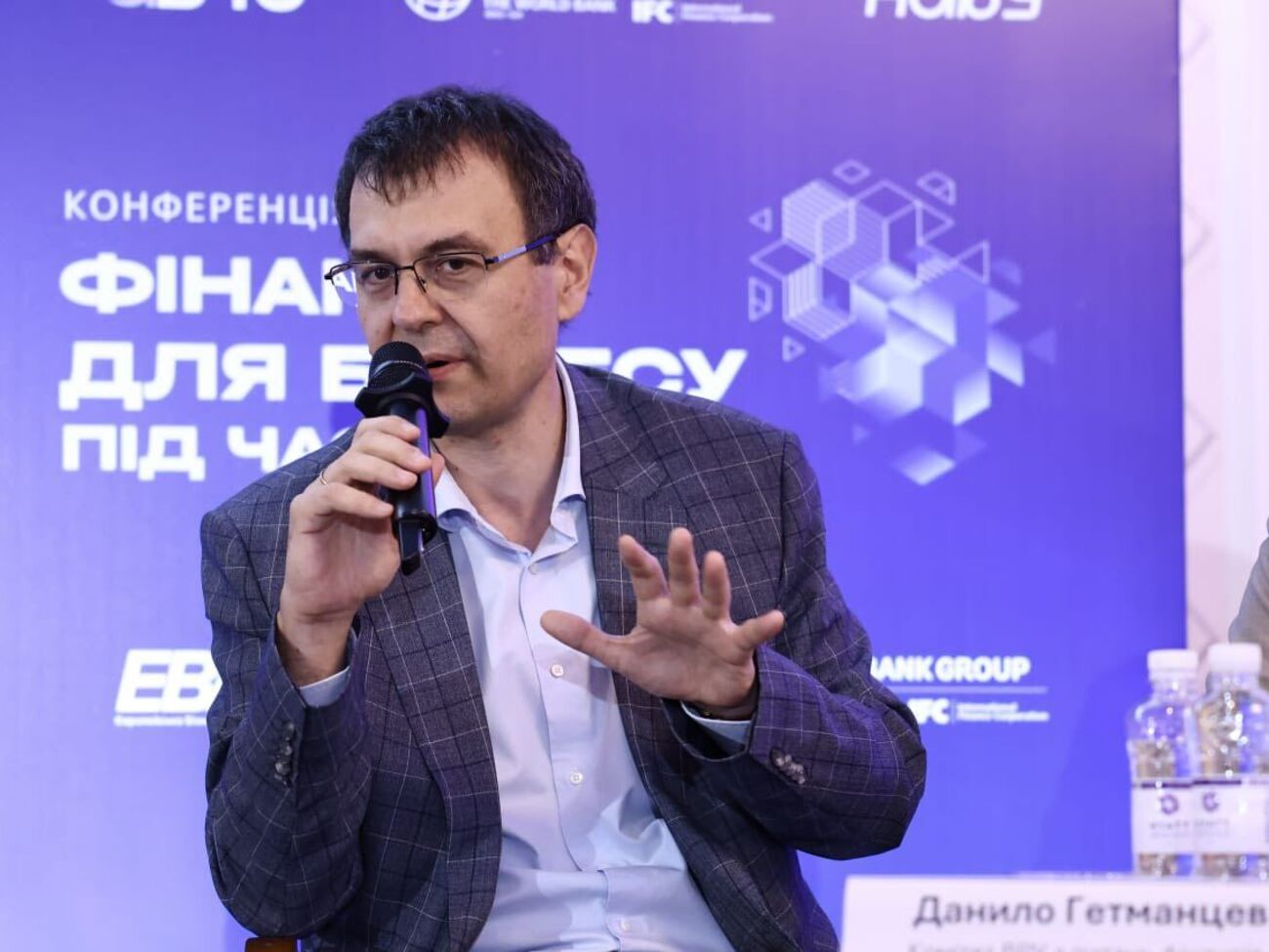 Гетманцев считает, что есть признаки того, что переговоры идут в "правильном направлении", но анонсирует трудные компромиссы