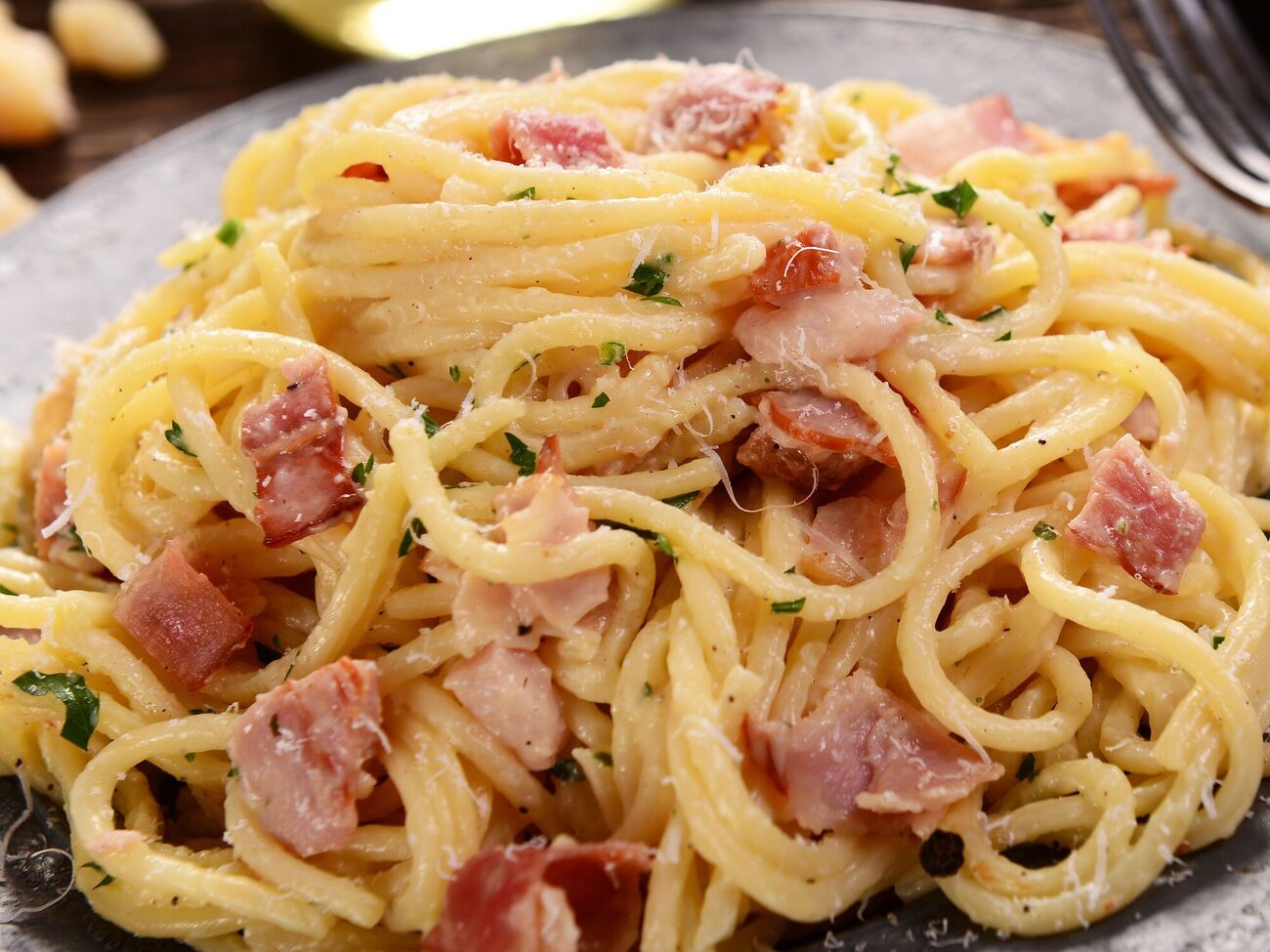 К макаронам нужно добавить 250 г твердого сыра и 100 г плавленого сыра