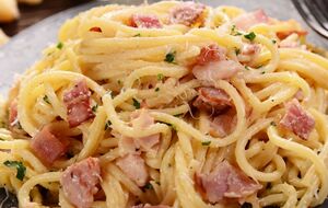 К макаронам нужно добавить 250 г твердого сыра и 100 г плавленого сыра