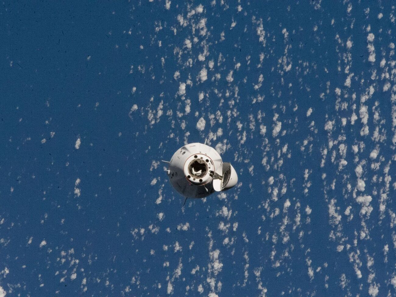 Космический корабль приводнился в Тихом океане