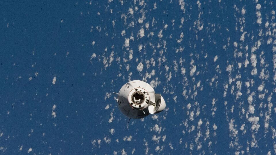 Космический корабль приводнился в Тихом океане