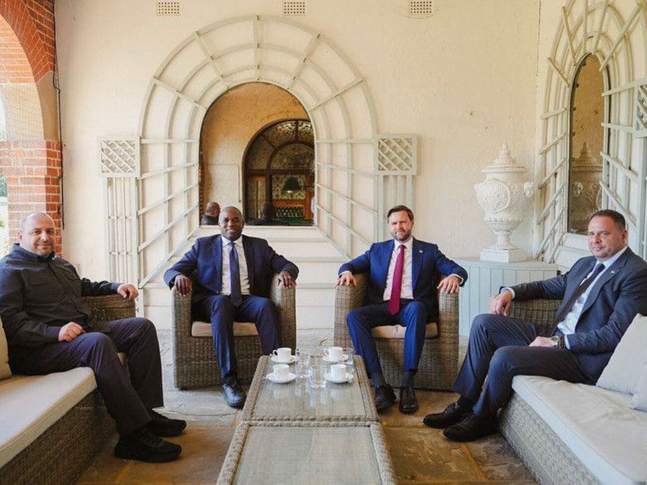 Ермак отдельно поблагодарил Вэнса "за участие в совместных дискуссиях, уважение ко всем точкам зрения и усилия ради надежного мира"