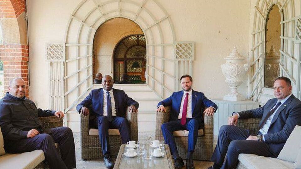 Ермак отдельно поблагодарил Вэнса "за участие в совместных дискуссиях, уважение ко всем точкам зрения и усилия ради надежного мира"