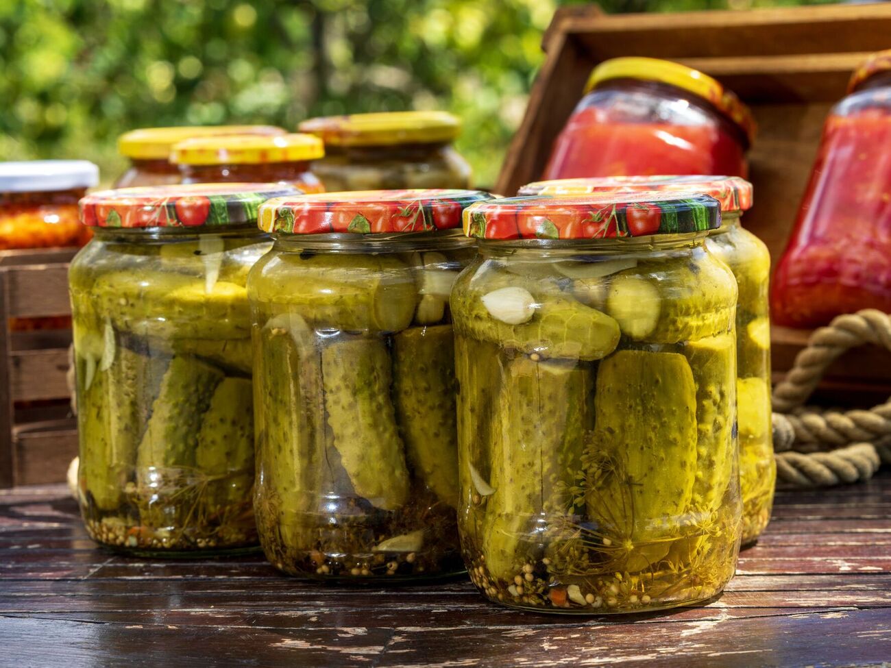 На пять литровых банок понадобится 6–8 ст. л. кетчупа чили