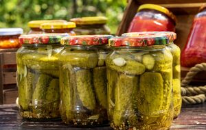 На пять литровых банок понадобится 6–8 ст. л. кетчупа чили