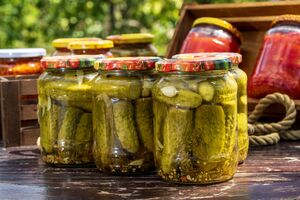 На п’ять літрових банок знадобиться 6–8 ст. л. кетчупу чилі