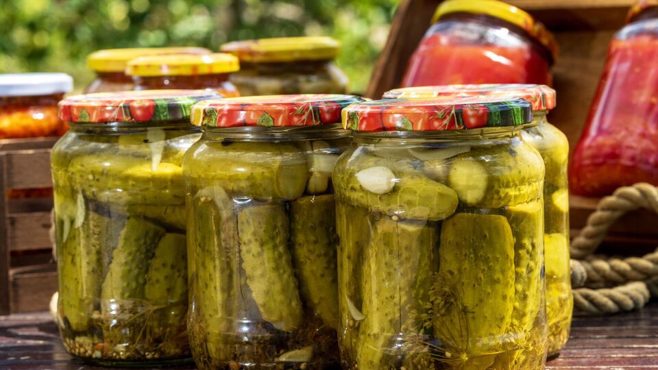 На пять литровых банок понадобится 6–8 ст. л. кетчупа чили