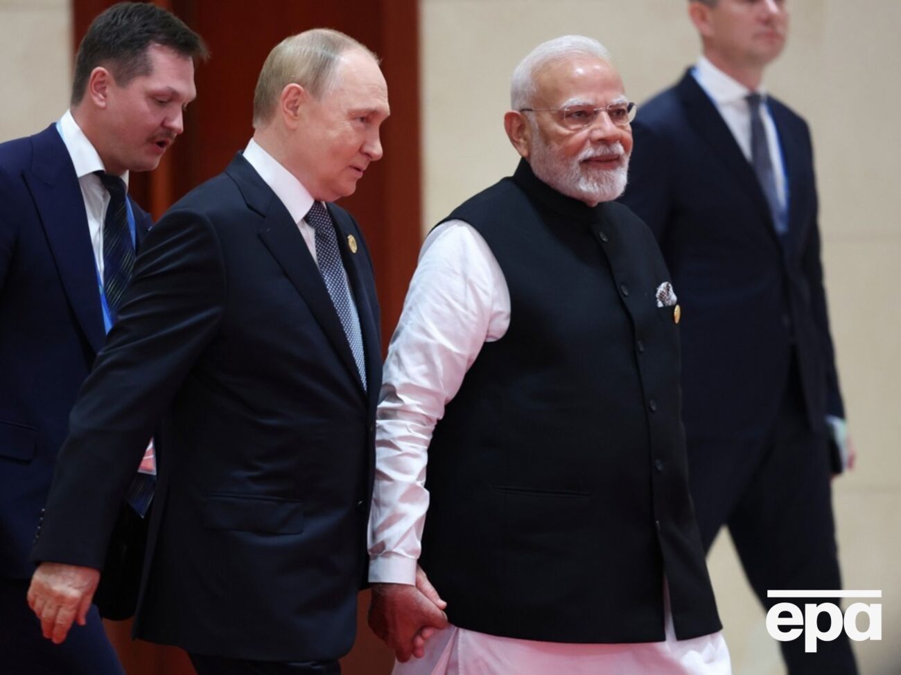 Моді й Путін ішли, тримаючись за руки