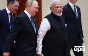 Моді й Путін ішли, тримаючись за руки