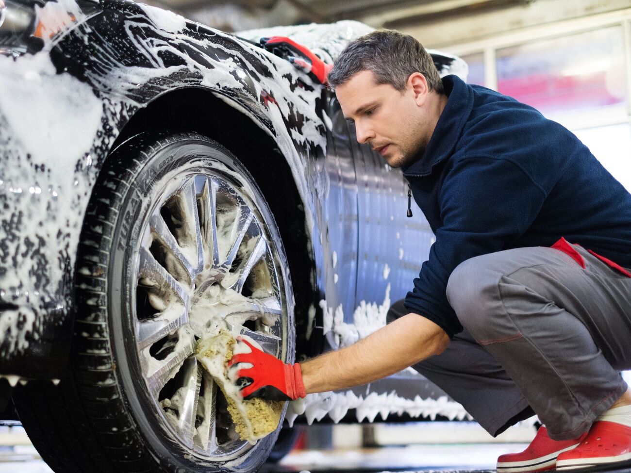 Не следует мыть авто под прямыми солнечными лучами – лучше всего это делать утром