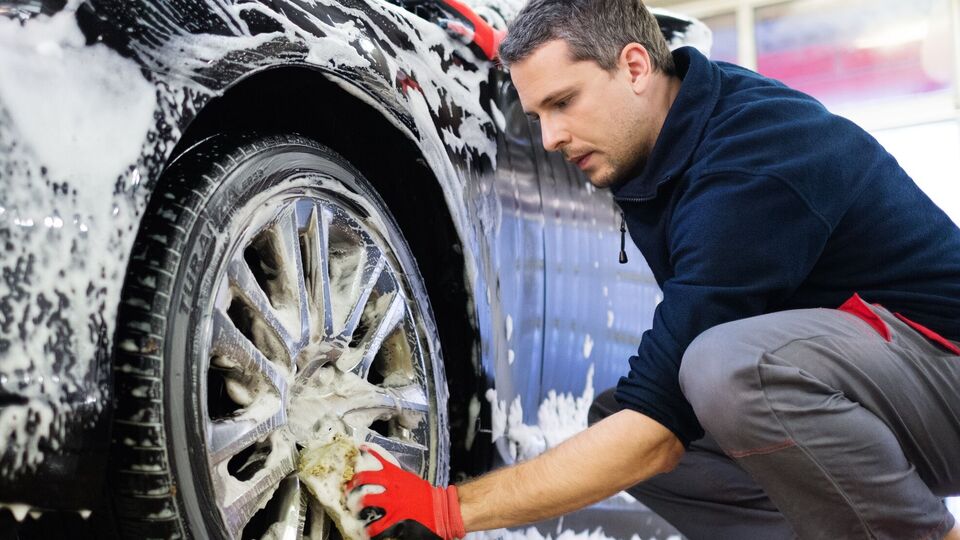Не потрібно мити автомобіль під прямим сонячним промінням – найкраще це робити вранці