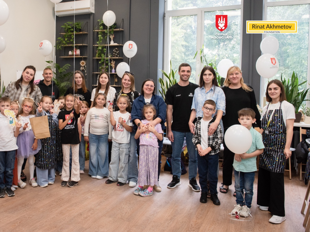 Понад 1 тис. дітей оборонців Маріуполя по всій країні отримали набори-рюкзаки від "Серця Азовсталі"