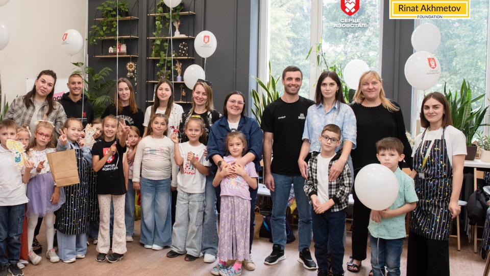 Более 1 тыс. детей защитников Мариуполя по всей стране получили наборы-рюкзаки от "Сердца Азовстали"