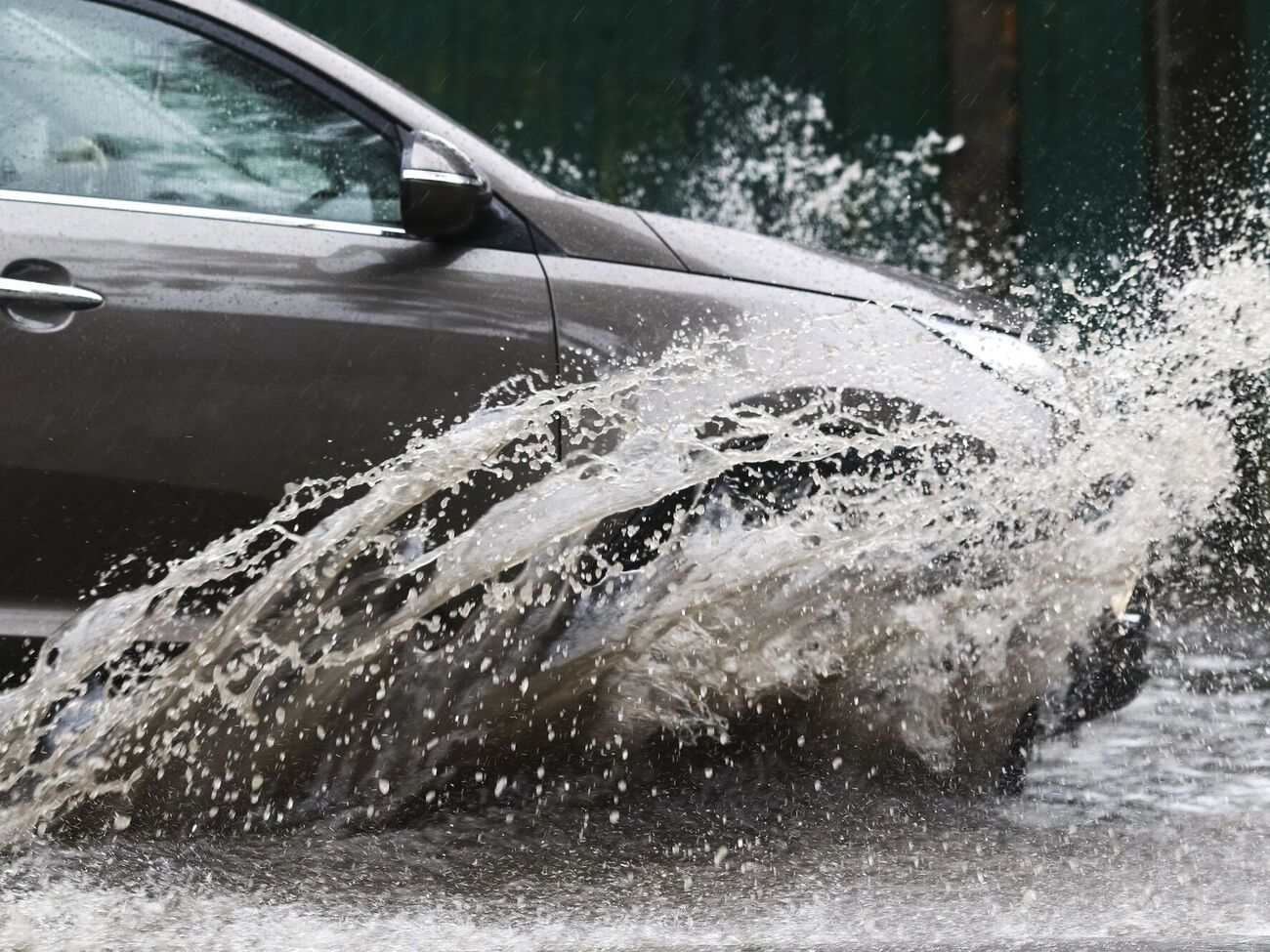 Пешеходам лучше держать безопасную дистанцию ​​от проезжей части