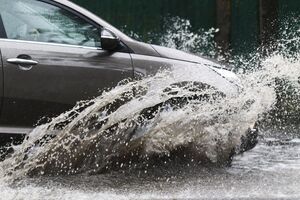 Пешеходам лучше держать безопасную дистанцию от проезжей части
