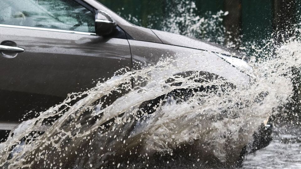 Пешеходам лучше держать безопасную дистанцию от проезжей части