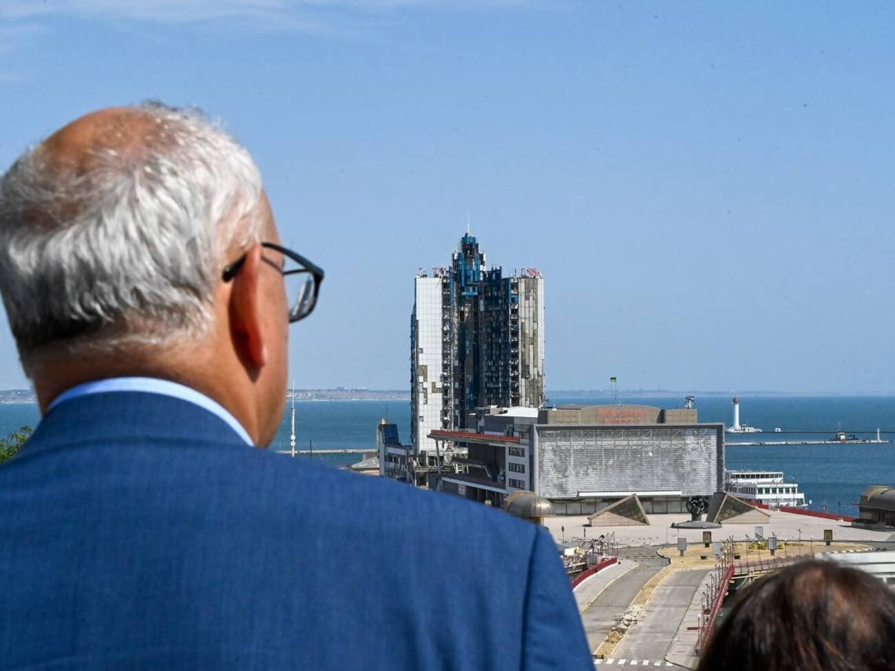 За сутки энергетики вернули свет в дома 4 423 семей, сообщил Кипер