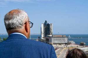 За сутки энергетики вернули свет в дома 4 423 семей, сообщил Кипер