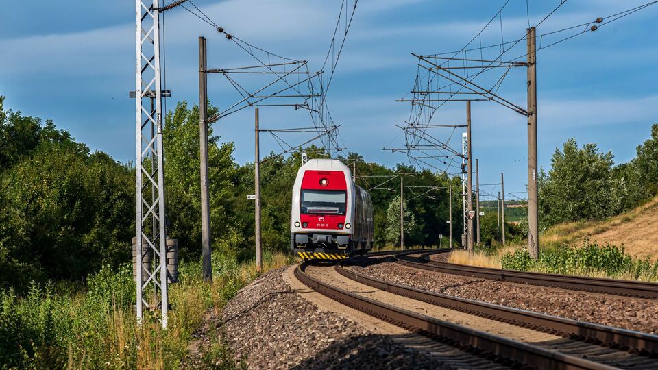 Девушку столкнули под поезд
