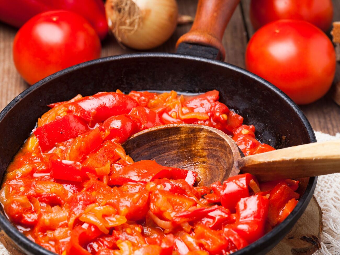 Для блюда понадобится 1,5 кг помидоров