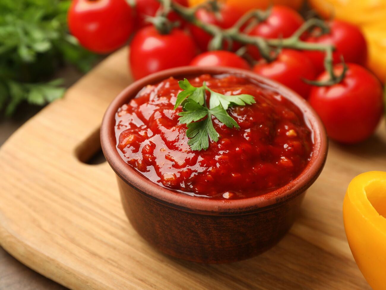 В аджику додайте 300 г перцю чилі